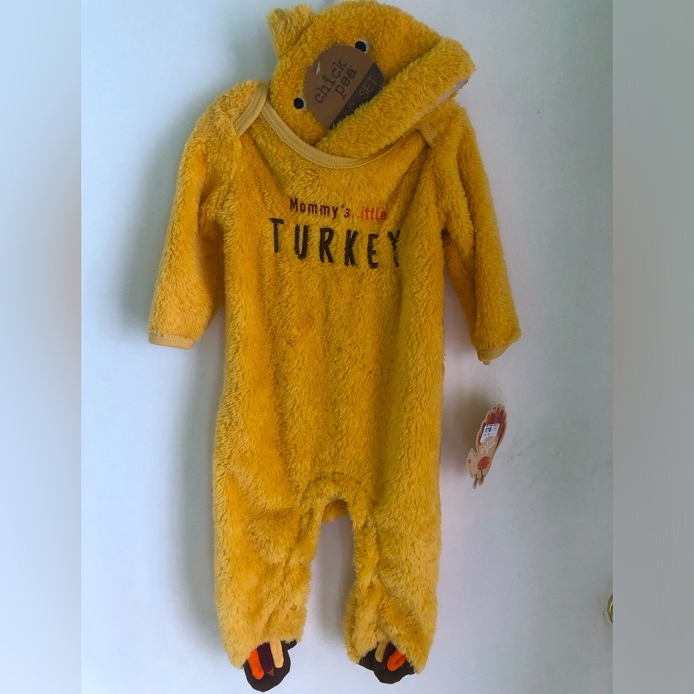 BABY 2 PIECES SET NWT MOMMY’S LITTLE TURKEY. SO SOFT AND ADORABLE SET WITH HAT.
